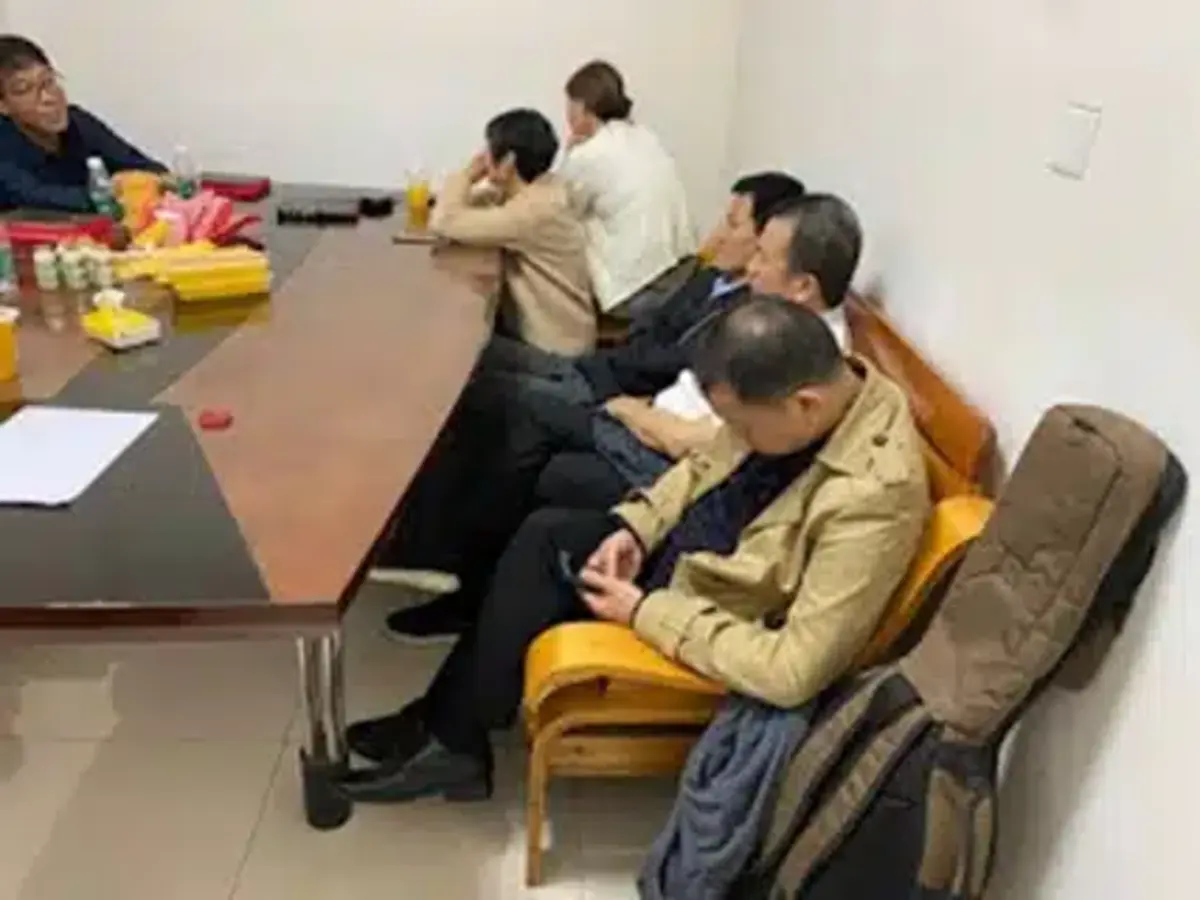 Polícia invade base missionária na China e prende cristãos durante batismo