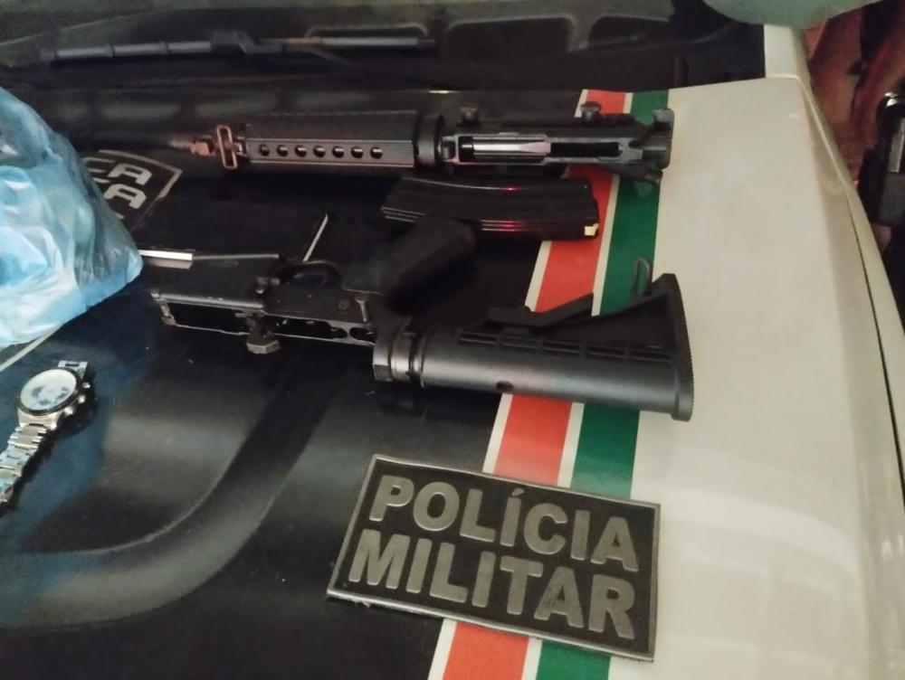 PMCE prende homem com fuzil após ameaça a funcionários de motel em Fortaleza