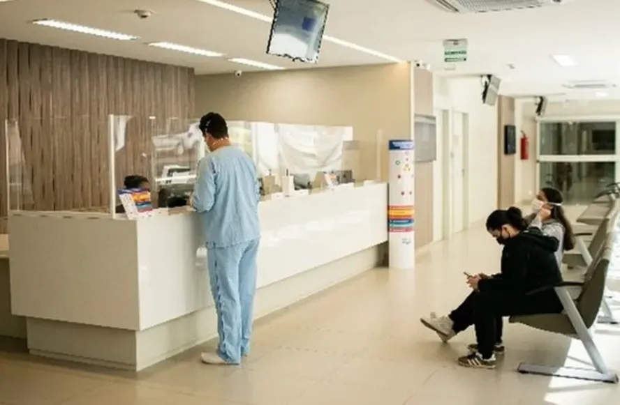 Plano de saúde quer excluir dependentes maiores de idade do convênio. Entenda