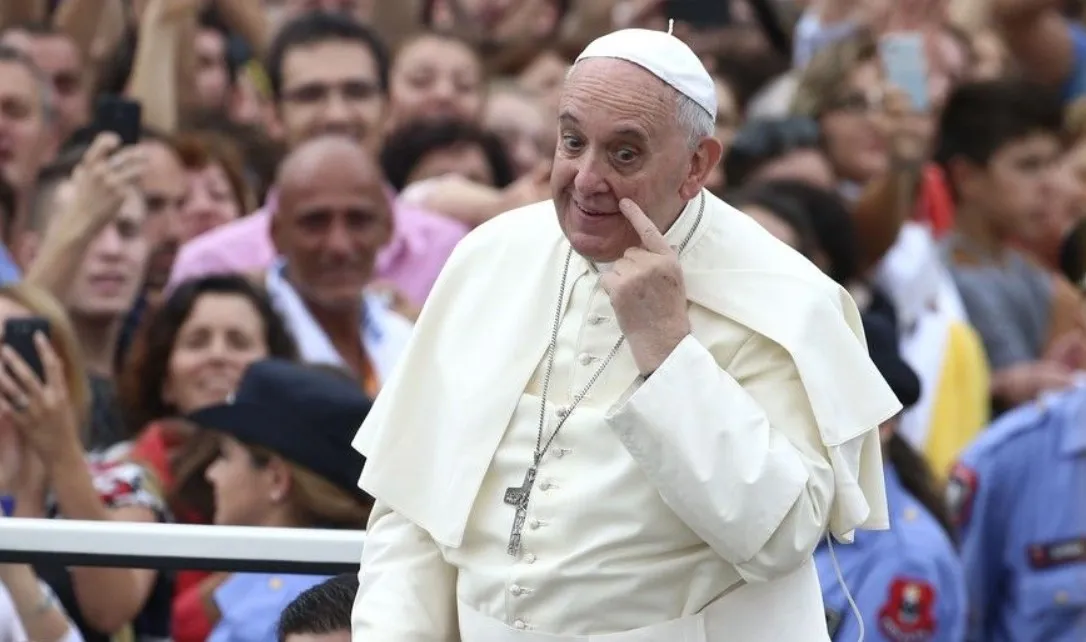 Papa convida homens que se identificam como trans para almoço no Vaticano