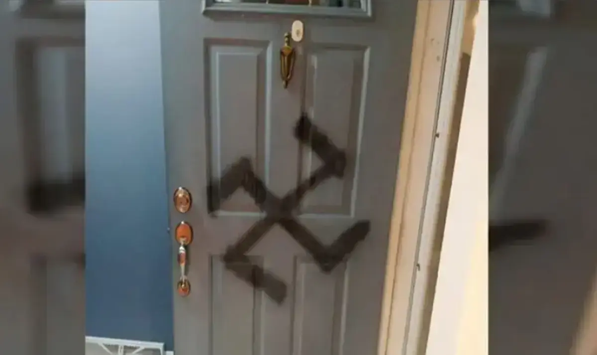 Mulher judia é esfaqueada na França e tem porta pintada com suástica nazista