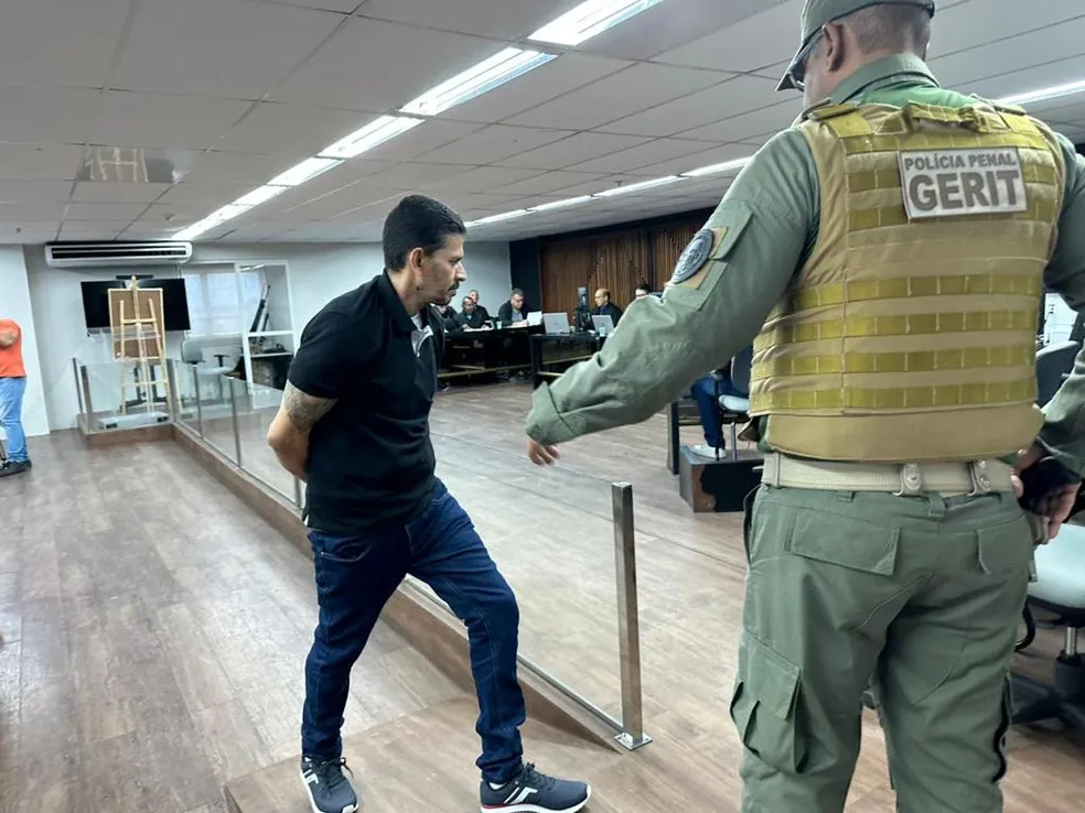 Ex-PM é condenado a 60 anos de prisão por estuprar e matar jovem e balear o namorado dela em Maceió