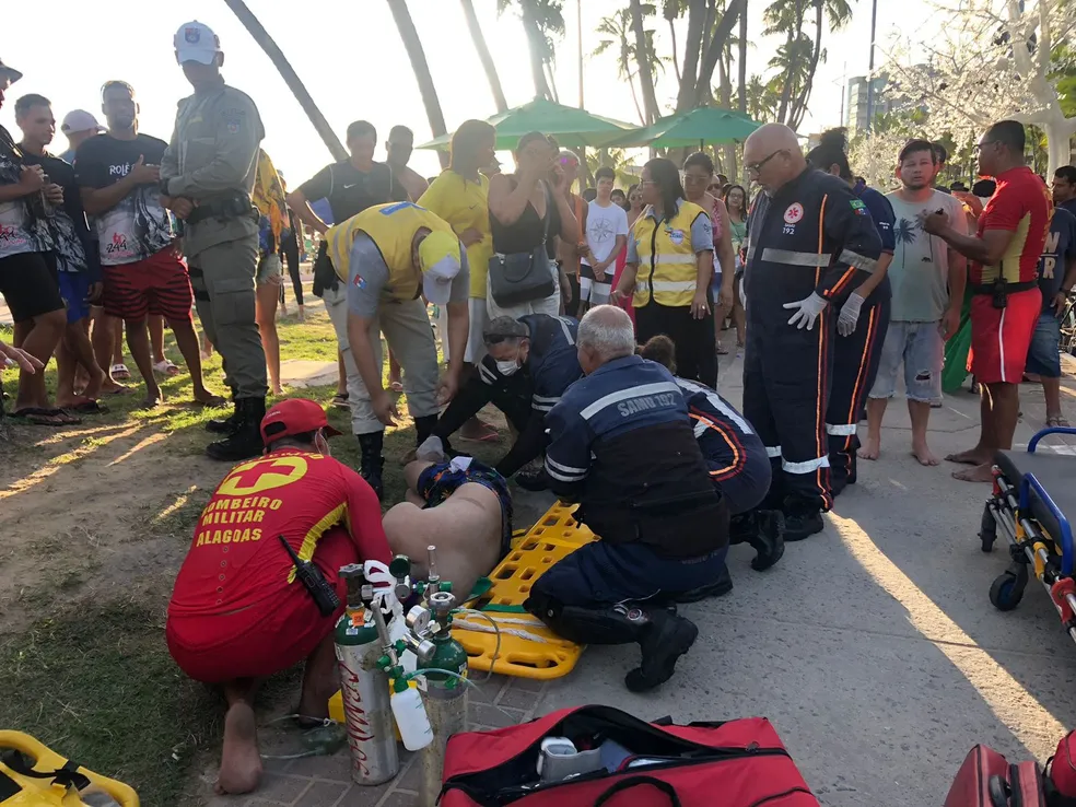 Adolescente tem parada cardíaca após misturar álcool e energético na Praia de Ponta Verde, em Maceió