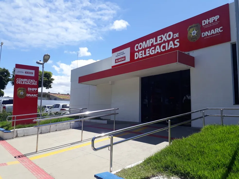 Mulher é presa em Maceió suspeita de matar filhos e de tentar matar a própria mãe por envenenamento