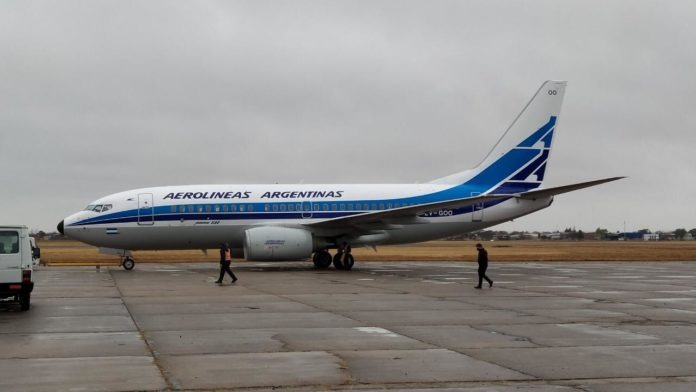 Após Boeing 737 ter problema em voo na Argentina, polícia diz uma coisa e empresa aérea diz outra sobre o motivo