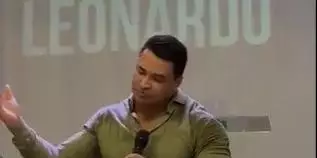 Pastor viraliza nas redes sociais por quebrar púlpito ao citar influenciadora Virginia; veja vídeo