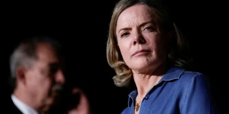 Presidente do PT, Gleisi Hoffmann enfrenta tensões e é criticada por petistas dentro do partido