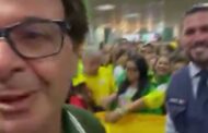 AGORA: Multidão aguarda Bolsonaro no aeroporto de Maceió; VEJA VÍDEO