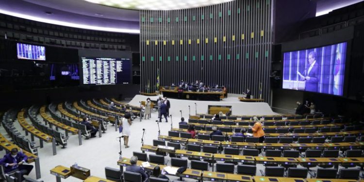 AGORA: Em votação relâmpago na madrugada, Câmara aprova PL que reduz transparência em licitações