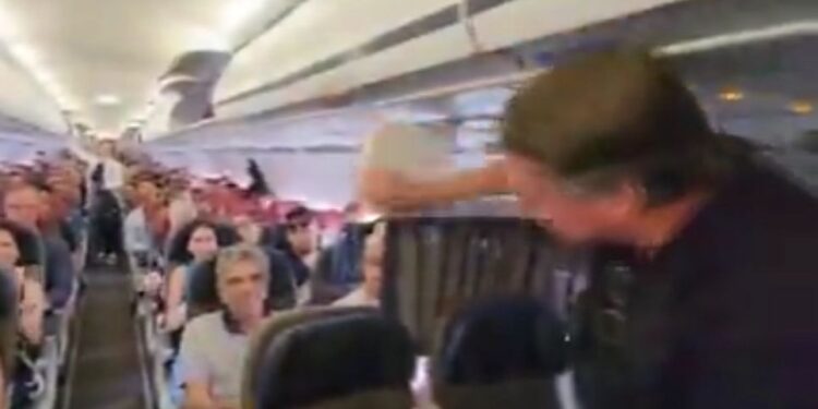 Bolsonaro é ovacionado em voo comercial; VEJA VÍDEOS