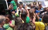 BRASIL: BOLSONARO É RECEBIDO POR MULTIDÃO EM NATAL