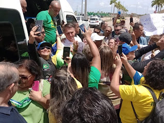 BRASIL: BOLSONARO É RECEBIDO POR MULTIDÃO EM NATAL