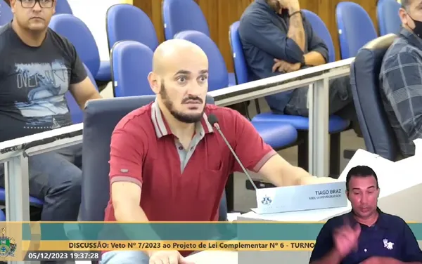 VÍDEO: deslizamento de pedra causa pânico entre vereadores e paralisa sessão da Câmara em MG; VEJA