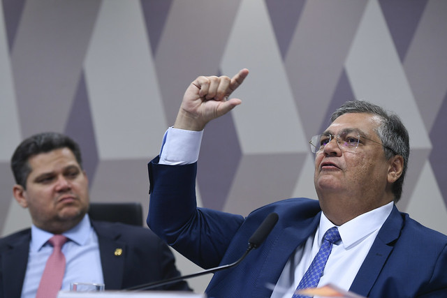 Durante sabatina, Flávio Dino se esquiva de responder se julgará Bolsonaro caso aprovado para o STF