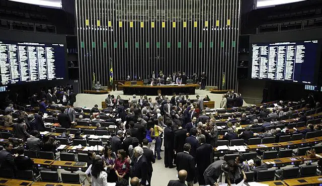 Câmara aprova projeto que criminaliza montagens de fotos íntimas