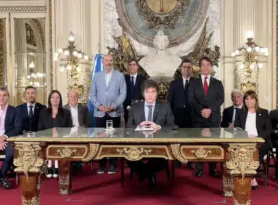 Decreto de Milei derruba 300 normas e desburocratiza economia argentina