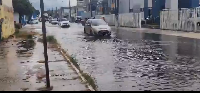 Chuva deixa ruas alagadas e trânsito lento em Maceió