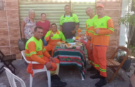 Moradoras preparam café da manhã natalino para garis que recolhem o lixo na rua onde moram, em Maceió