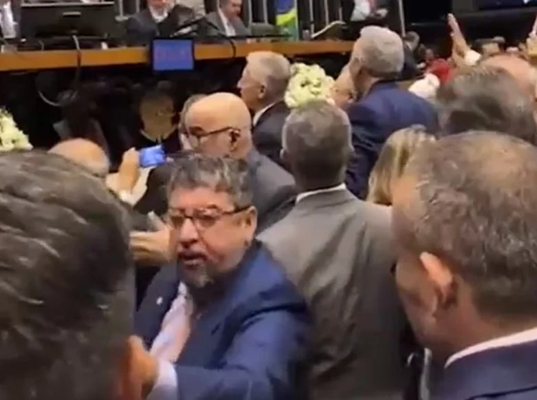 Vice-presidente do PT chama Nikolas de ‘viadinho’ e agride com tapa na cara deputado evangélico de oposição; veja vídeo