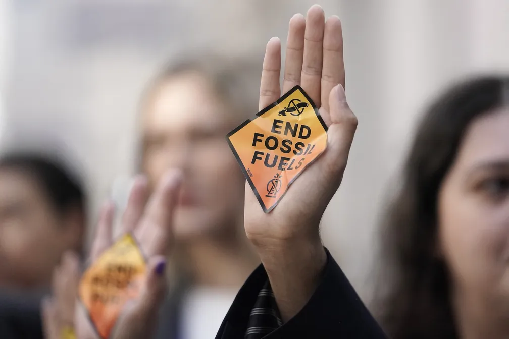 Ambientalistas denunciam número recorde de lobistas de combustíveis fósseis na COP 28