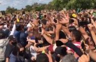 BRASIL: BOLSONARO É ACOMPANHADO POR MULTIDÃO DURANTE VISITA AO COMÉRCIO DE NATAL-RN
