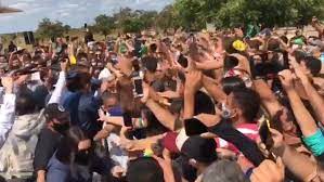 BRASIL: BOLSONARO É ACOMPANHADO POR MULTIDÃO DURANTE VISITA AO COMÉRCIO DE NATAL-RN