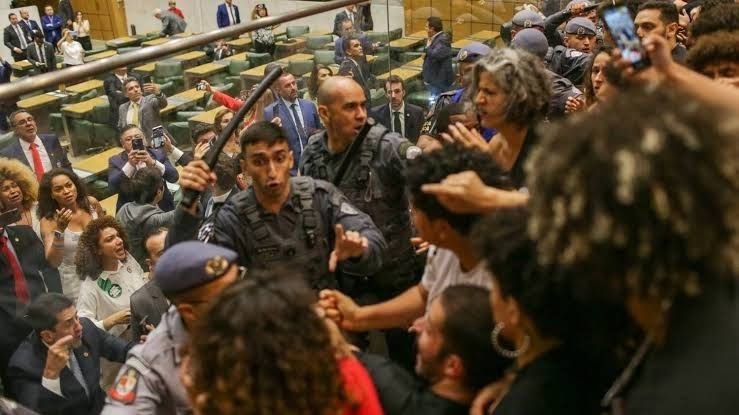 BRASIL: DEPUTADO REVELA USO DE SANGUE FALSO POR EXTREMISTAS DE ESQUERDA PARA MANIPULAR NARRATIVA NA ALESP