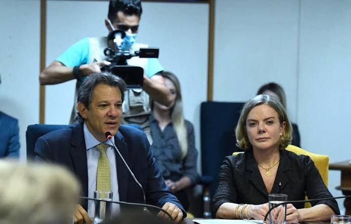 BRASIL: EX-MINISTRO DA FAZENDA EXPÕE EMBATE ENTRE HADDAD E GLEISI