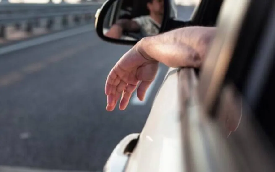 Veja 10 hábitos que são proibidos no trânsito, mas que você provavelmente não sabia e que podem te gerar multas
