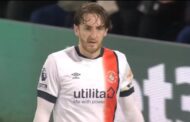 Zagueiro sofre parada cardíaca em jogo do Campeonato Inglês; VEJA VÍDEO