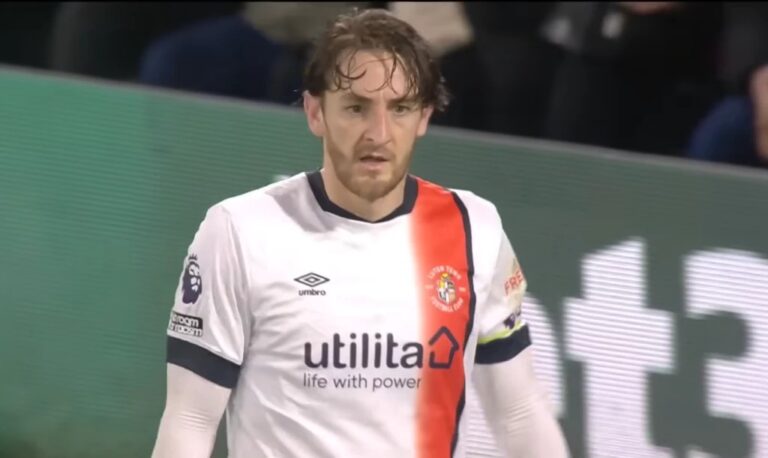 Zagueiro sofre parada cardíaca em jogo do Campeonato Inglês; VEJA VÍDEO