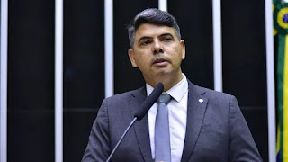 BRASIL: DEPUTADO AGREDIDO POR COLEGA PETISTA NA CÂMARA CHORA A RELATAR O CASO