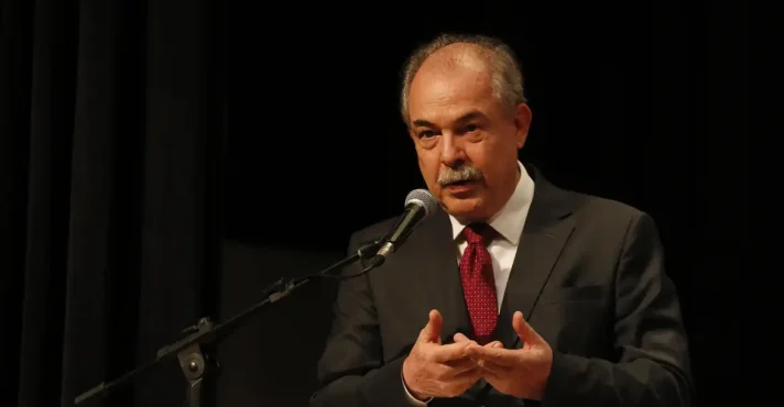 Quase R$ 15 bilhões do BNDES vão financiar ‘PAC da América do Sul’, diz Mercadante