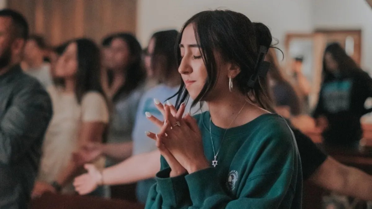 Trabalhadores religiosos têm maior satisfação no trabalho, aponta estudo
