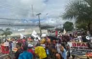 Moradores dos bairros afetados pelo afundamento do solo protestam em Maceió