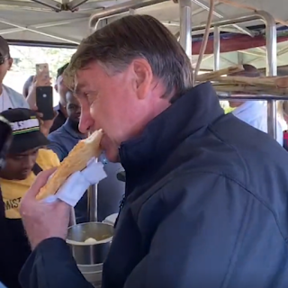 BRASIL: BOLSONARO ATRAI MULTIDÃO AO TOMAR CALDO DE CANA