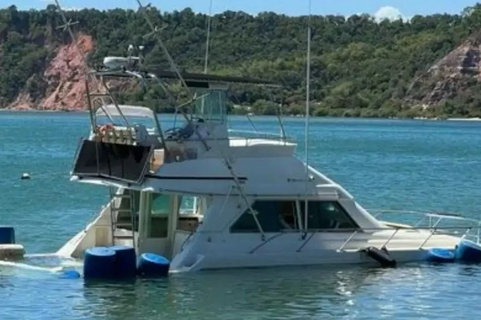 Barco de Arthur Lira afunda em marina de ex-ministro do Turismo em Alagoas