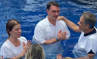 Flávio Bolsonaro revela que ele e a esposa Fernanda se batizaram