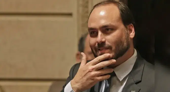 Operação da PF: Busca na casa de Carlos Bolsonaro “não deu em nada”, diz site