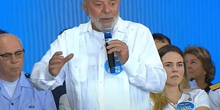 Lula diz que aumentará salário de professores só “quando recuperar a economia” do Brasil