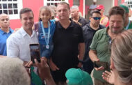 BRASIL: BOLSONARO ARRASTA MULTIDÃO AO IR PARA CASA LOTÉRICA EM PARATY