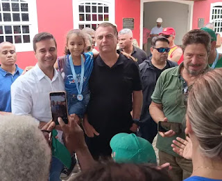 BRASIL: BOLSONARO ARRASTA MULTIDÃO AO IR PARA CASA LOTÉRICA EM PARATY