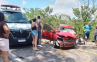 Carro bate em árvore e deixa uma pessoa morta e outra ferida em Maribondo, AL