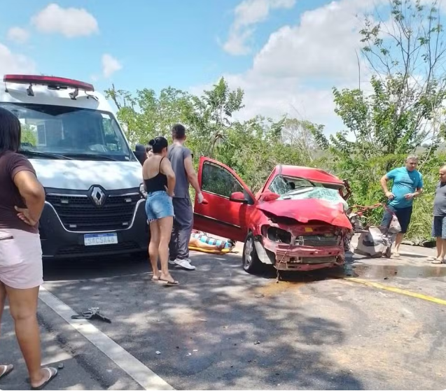 Carro bate em árvore e deixa uma pessoa morta e outra ferida em Maribondo, AL
