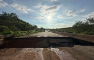 Cabeceira de ponte cede e interdita trânsito na BR-101, em Teotônio Vilela, AL