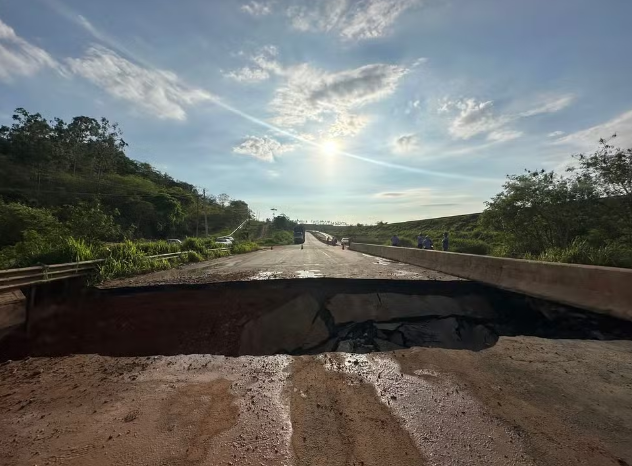 Cabeceira de ponte cede e interdita trânsito na BR-101, em Teotônio Vilela, AL
