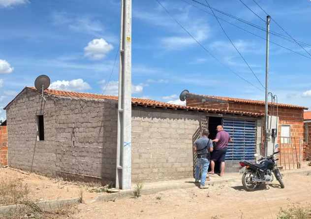 Mãe é presa por permitir estupro da filha pelo padrasto; polícia diz que ela viu os dois na cama e não fez nada