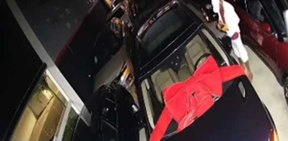 Criminoso furta loja e foge dirigindo carro de R$ 600 mil com laço de presente em Maceió