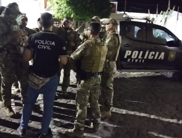 Operação prende duas pessoas e apreende fuzil, rádio comunicador e drogas no interior de Alagoas