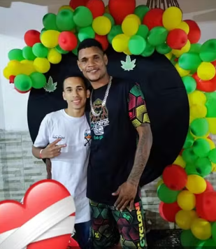 Jovem tenta ver corpo de irmão morto, mas é agredido por PM com tapa no rosto: 'Despreparo'